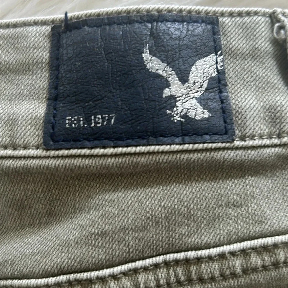 American Eagle super super stretch olive green denim shorts size 2 - Picture 3 of 7